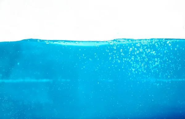İzole edilmiş arka planda mavi soda sıçraması