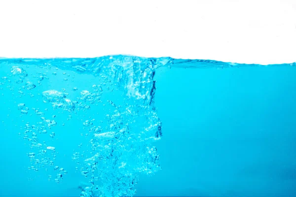 İzole edilmiş arka planda mavi soda sıçraması 