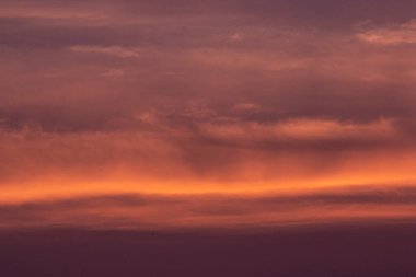 Akşam güneş batarken gökyüzünün rengi.