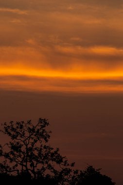 Akşam güneş batarken gökyüzünün rengi.