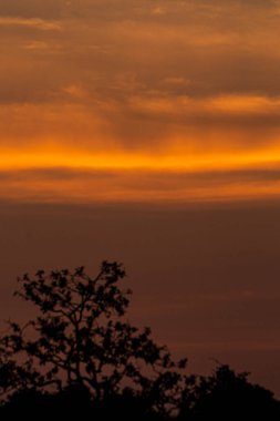 Akşam güneş batarken gökyüzünün rengi.