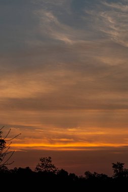 Akşam güneş batarken gökyüzünün rengi.
