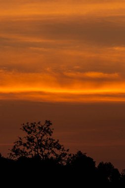 Akşam güneş batarken gökyüzünün rengi.