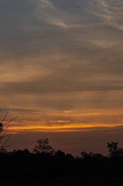 Akşam güneş batarken gökyüzünün rengi.