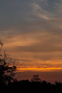 Akşam güneş batarken gökyüzünün rengi.