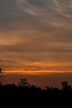 Akşam güneş batarken gökyüzünün rengi.