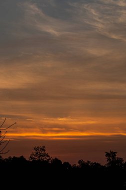 Akşam güneş batarken gökyüzünün rengi.