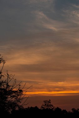 Akşam güneş batarken gökyüzünün rengi.