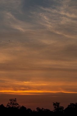 Akşam güneş batarken gökyüzünün rengi.