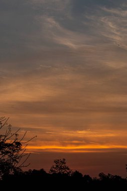 Akşam güneş batarken gökyüzünün rengi.