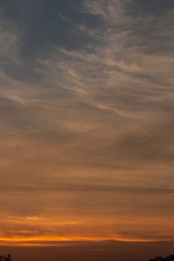 Akşam güneş batarken gökyüzünün rengi.