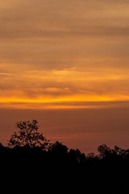 Akşam güneş batarken gökyüzünün rengi.