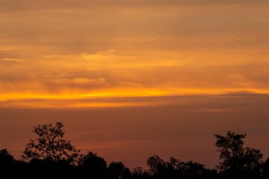 Akşam güneş batarken gökyüzünün rengi.