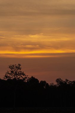 Akşam güneş batarken gökyüzünün rengi.