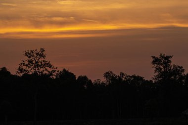 Akşam güneş batarken gökyüzünün rengi.