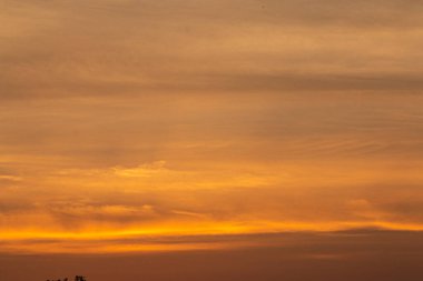 Akşam güneş batarken gökyüzünün rengi.