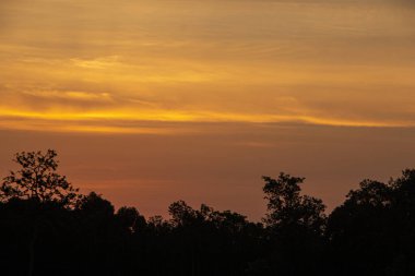 Akşam güneş batarken gökyüzünün rengi.