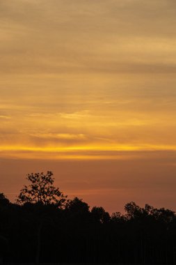 Akşam güneş batarken gökyüzünün rengi.