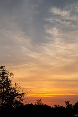 Akşam güneş batarken gökyüzünün rengi.