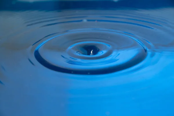 Niebieskie Krople Wody Uderzają Powierzchnię Wody — Zdjęcie stockowe