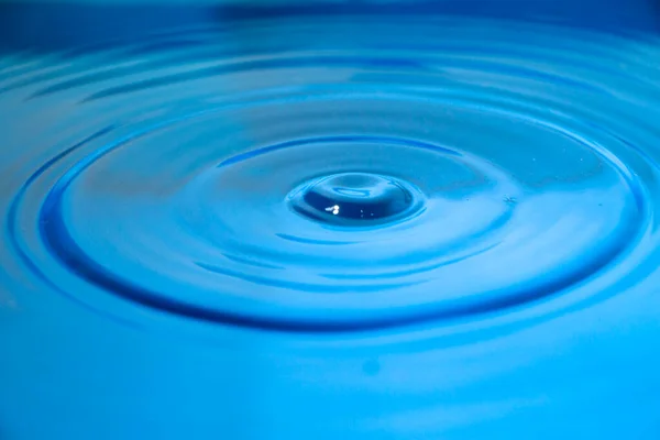 Капли Голубой Воды Падают Поверхность Воды — стоковое фото