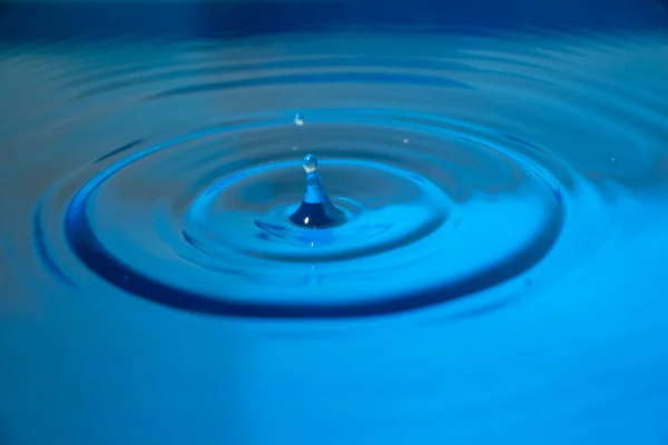 Gotas Água Azul Estão Atingindo Superfície Água — Fotografia de Stock