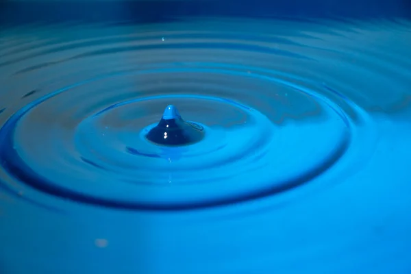 Gotas Água Azul Estão Atingindo Superfície Água — Fotografia de Stock