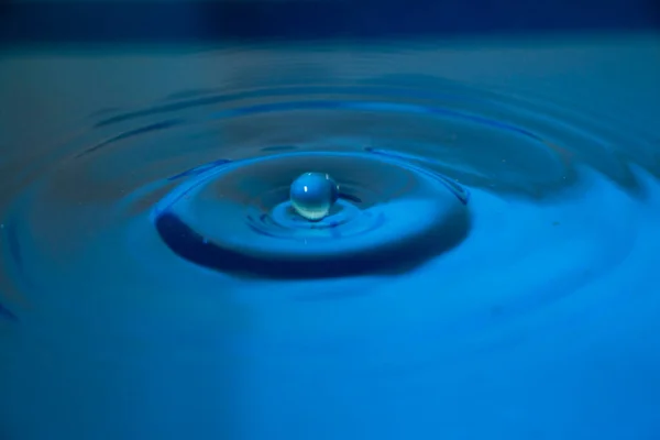 Μπλε Σταγονίδια Νερού Χτυπούν Την Επιφάνεια Του Νερού — Φωτογραφία Αρχείου