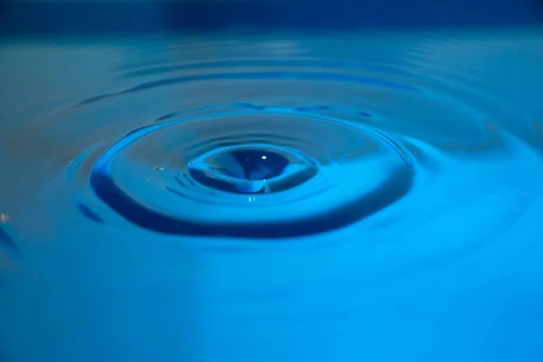 Blå Vattendropparna Träffar Vattenytan — Stockfoto