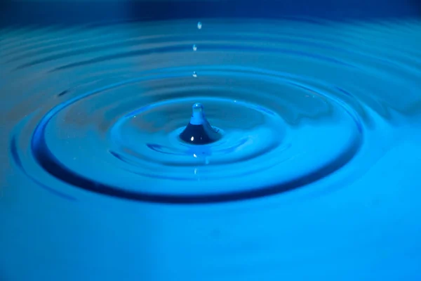 Gotas Água Azul Estão Atingindo Superfície Água — Fotografia de Stock