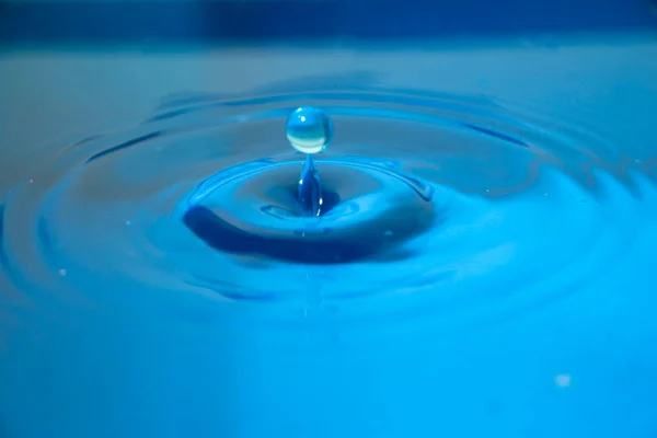 Blue Water Droplets Hitting Water Surface — Stock Photo, Image