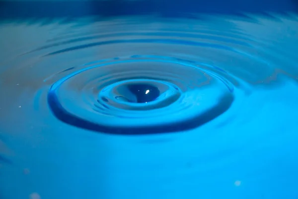 Блакитні Краплі Води Вражають Поверхню Води — стокове фото