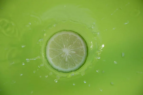 Green Lemon Water Splash Background — Stock Photo, Image