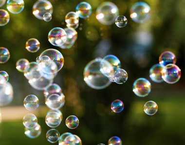 Gökkuşağı kabarcıklar balonu körük den