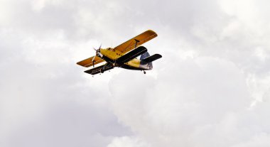 Bulutlu gökyüzü uçağa ait fotoğraf