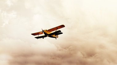 Bulutlu gökyüzü uçağa ait fotoğraf