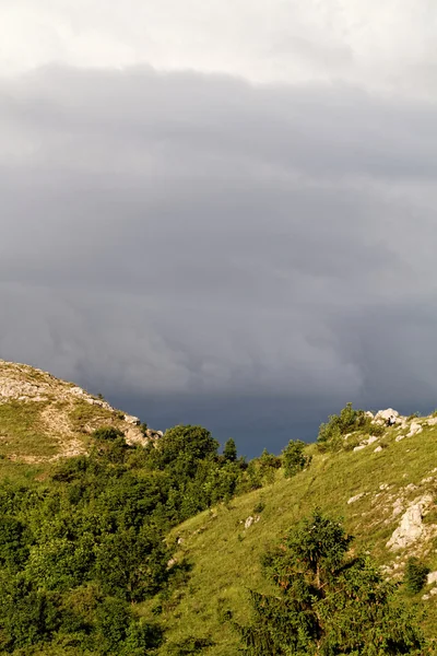 低山丘陵区与暴风雨天空的照片 — 图库照片