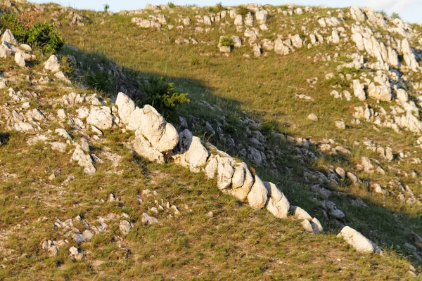 Foto Uma Área Montanhosa Meio Nada — Fotografia de Stock