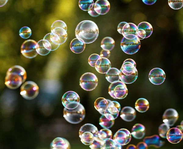 バブル送風機から虹バブル — ストック写真