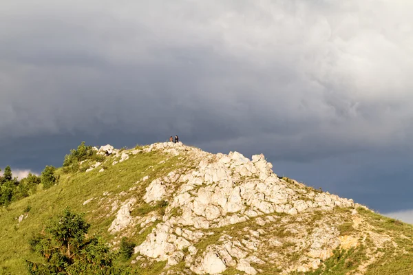 低山丘陵区与暴风雨天空的照片 — 图库照片