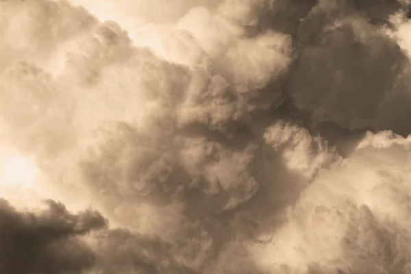 Gökyüzünde Koca Bulutlar Ile Fotoğrafı — Stok fotoğraf