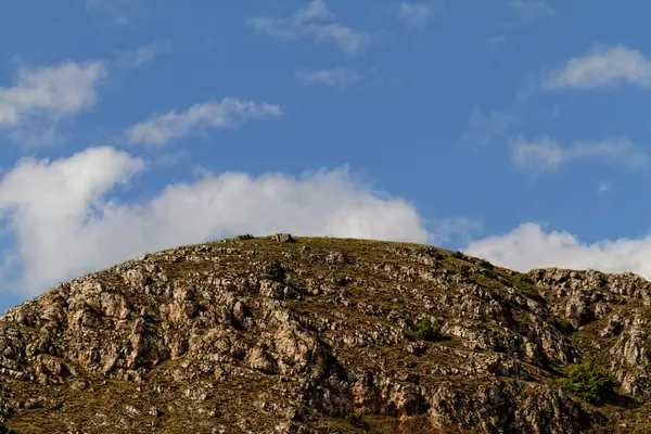 Foto Uma Área Montanhosa Meio Nada — Fotografia de Stock