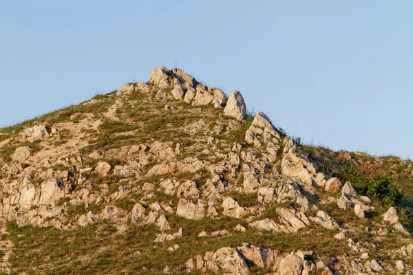 Hügeliges Gebiet mit stürmischem Himmel — Stockfoto