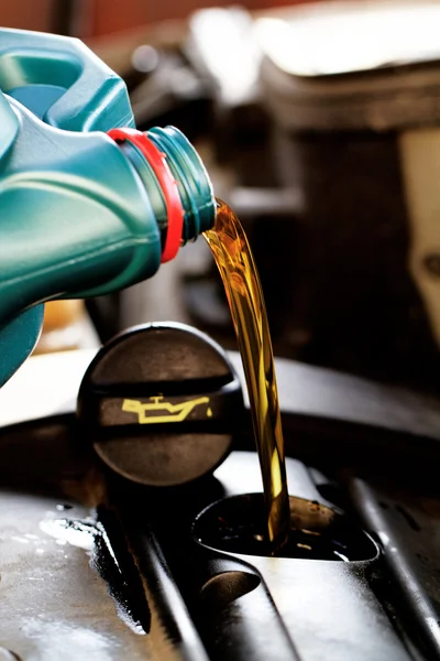 Świeży olej silnikowy — Zdjęcie stockowe