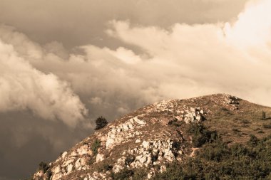 Fırtınalı gökyüzü ile tepelik alanı