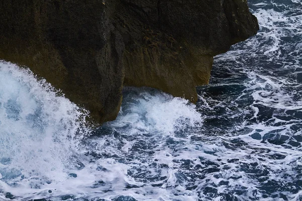 Winderige blauwe zee - de kracht van de natuur — Stockfoto