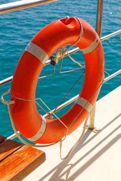 Cinturón salvavidas naranja en el barco —  Fotos de Stock