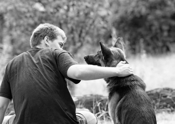 Bir çocuk ve bir köpek ile dostluk — Stok fotoğraf