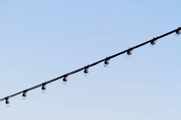 Céu azul com lâmpadas — Fotografia de Stock