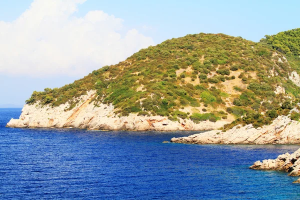 Türkisfarbenes Meer in Kroatien gegenüber der Insel — Stockfoto